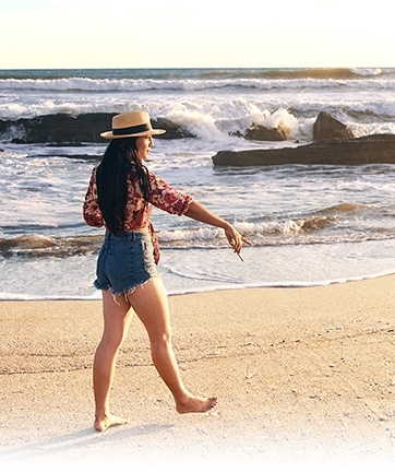 Mujer caminando por la playa