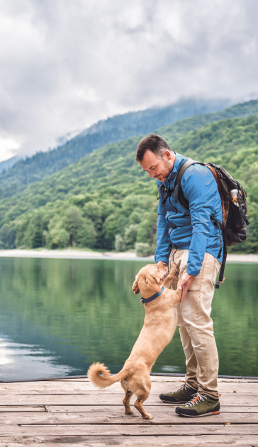 Hombre y su perro en el lago.