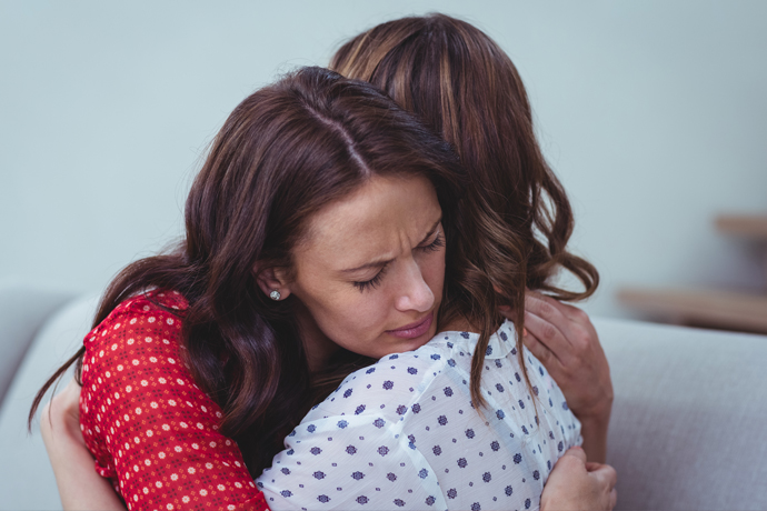 Mujer consolando a su amiga