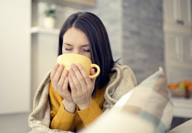 Ejemplo de cómo expulsar la flema del pecho bebiendo un té.