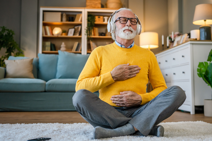 Hombre mayor meditando