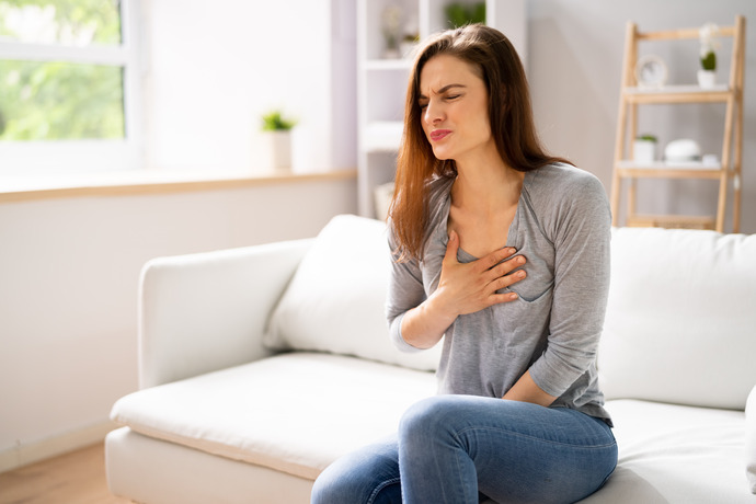 mujer con dolor en pecho