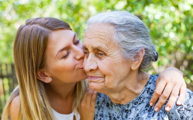 Hija dándole un beso a su madre