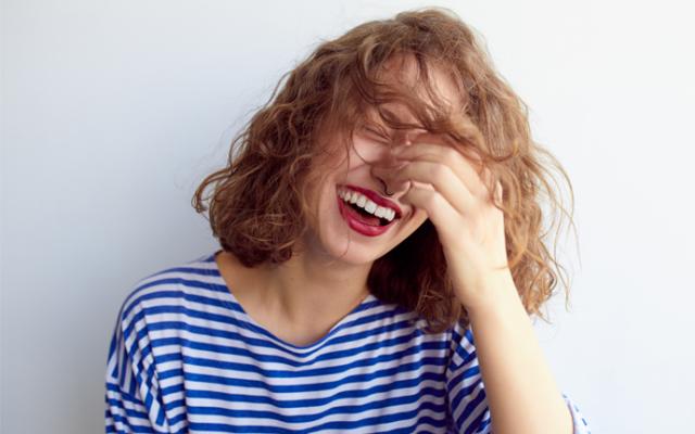 Mujer riendo a carcajadas