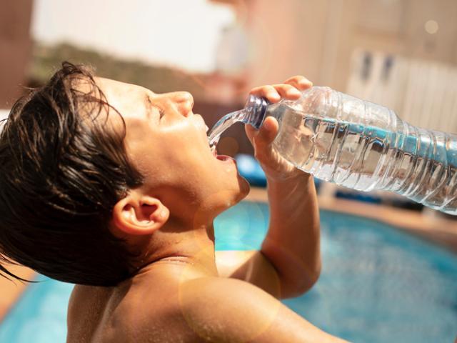 El sudor por el calor es una manera en la que el cuerpo humano pierde agua.